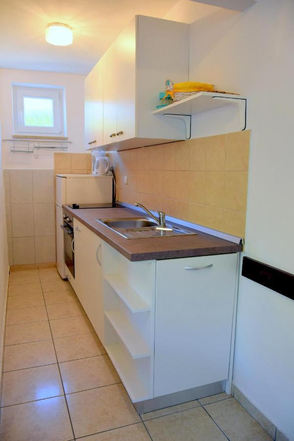 Miramar Gardenn Apartmment Banjol 外观 照片