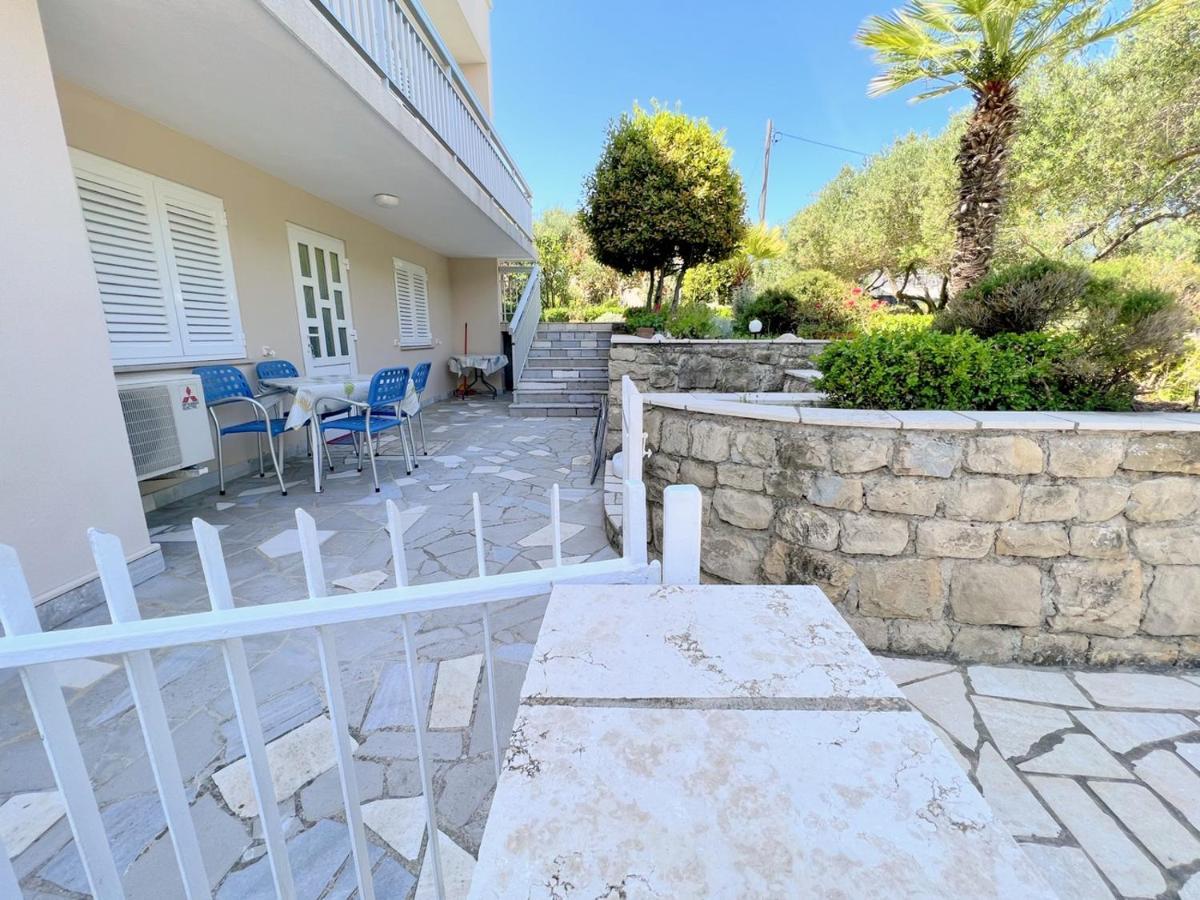 Miramar Gardenn Apartmment Banjol 外观 照片